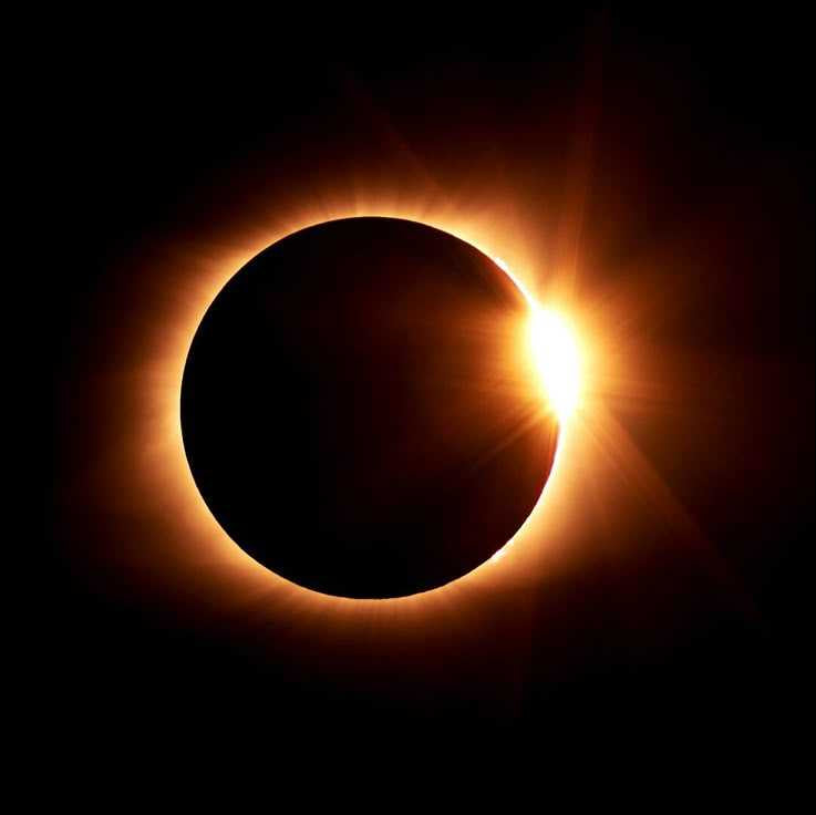 Eclipse solar parcial al atardecer en el Parque Nacional del Teide con cielo estrellado y lluvia de Perseidas